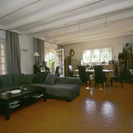 Modern Holiday Home With Private Garden *